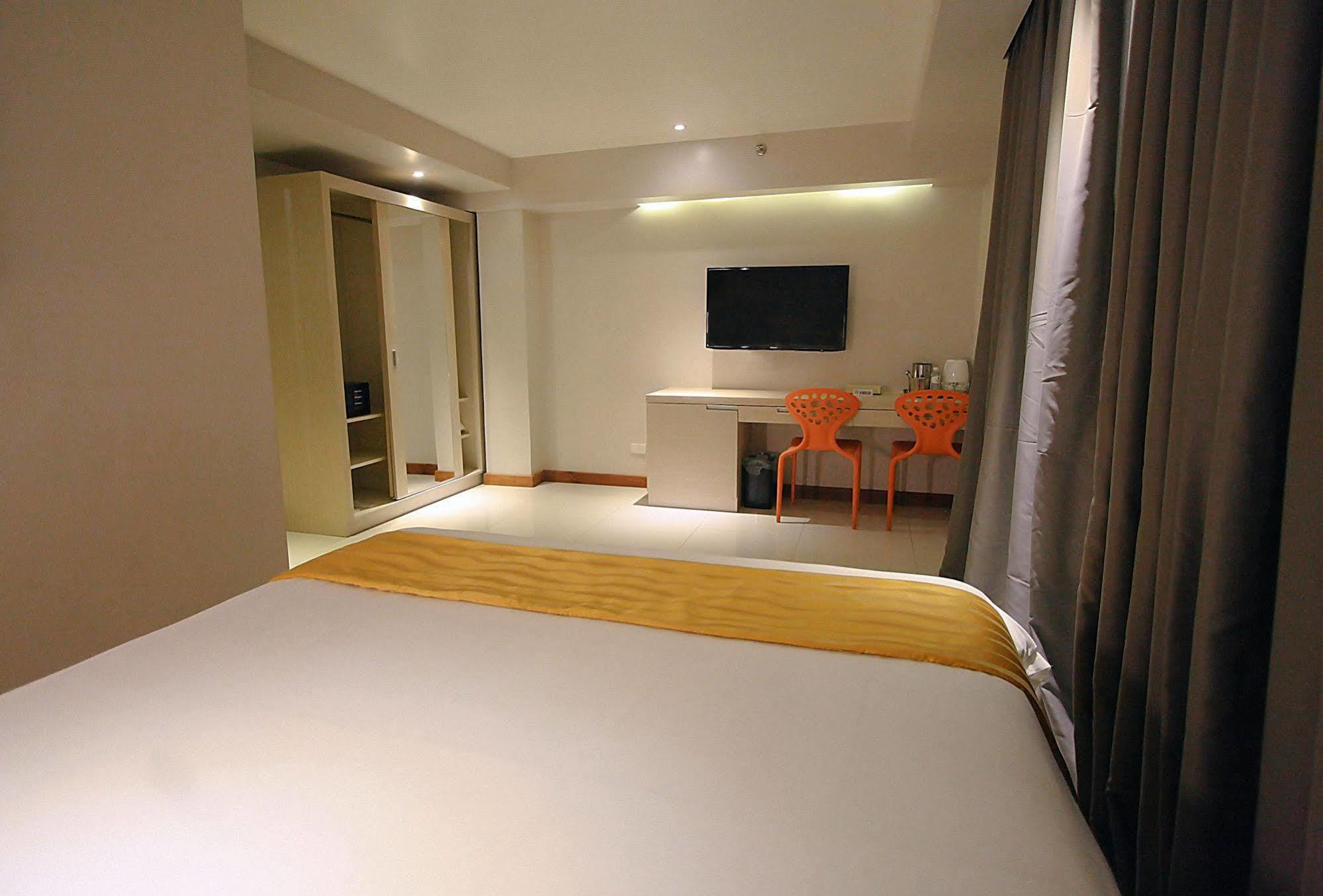 The Suez Serviced Studios Makati Makati City Extérieur photo