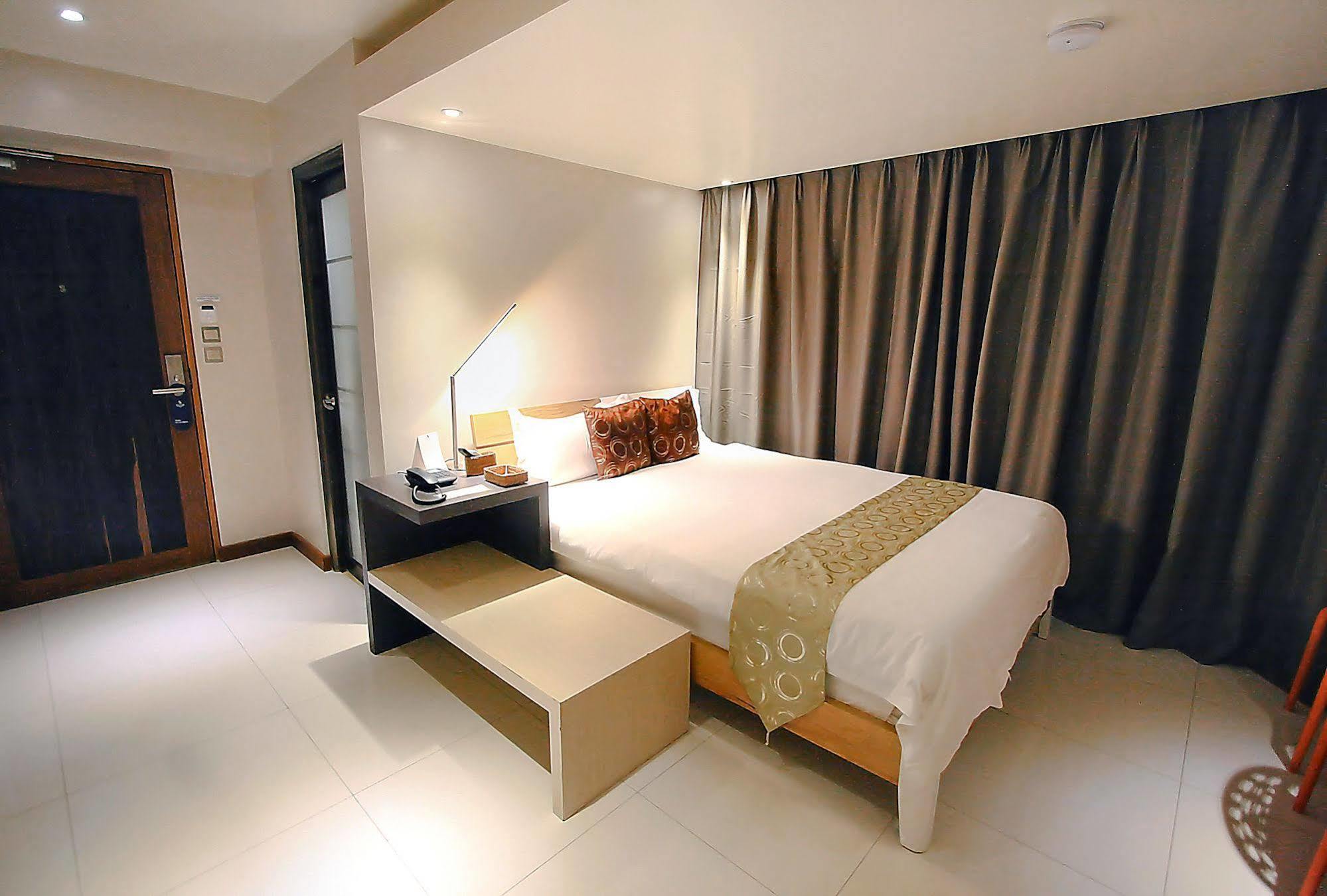 The Suez Serviced Studios Makati Makati City Extérieur photo